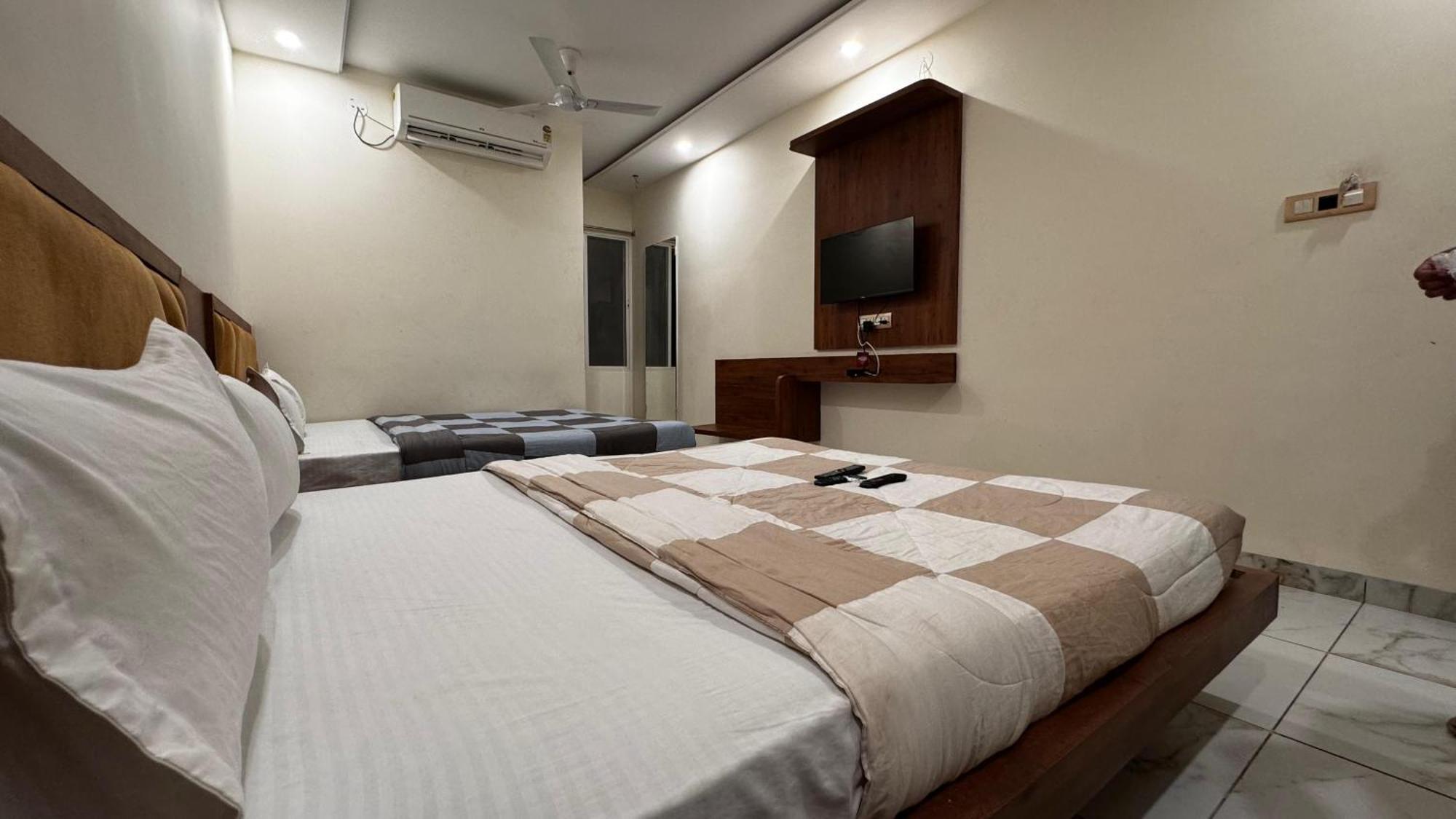 Hotel Prakasham Ujjain Exterior foto